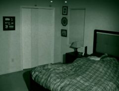 寝室の怪現象を撮影！　リアル『パラノーマル・アクティビティ』か