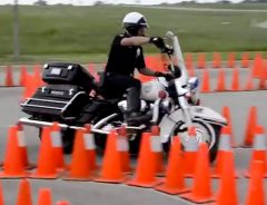 誰も逃げきれない！　白バイ警官が披露した大型バイクの運転テクがすげぇ！！