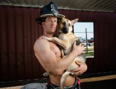 チャリティカレンダーの撮影に参加した消防士　そこで出会った犬の里親になる