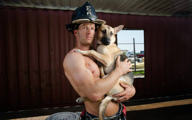 チャリティカレンダーの撮影に参加した消防士 そこで出会った犬の里親になる Grape グレイプ