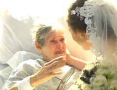 病気で孫の結婚式に出席できなかったおばあさん　新郎新婦が涙のサプライズ