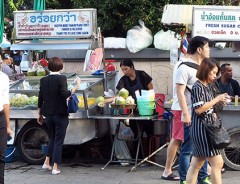タイの田舎で発見した『寿司の屋台』　うろたえる店主が握っていたのは？
