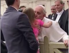 カトリックの大物を前にした少女　法王の頭に手を伸ばしたその瞬間！