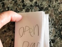 ７歳の娘から「開けてみて！」と書かれた紙をもらった父　焦らされた先には