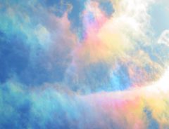 古くから『吉兆』といわれる彩雲　見上げたら、美しい光景に目を奪われた