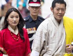 『幸せの国』ブータンから幸せのおすそ分け　イケメン国王夫妻と王子の家族写真