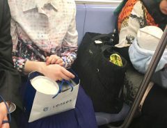 「差別する人はコレを見ろ！」電車で撮られた写真が、心に突き刺さる
