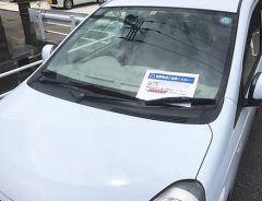 「無断駐車の車に、キツめの警告文を貼ってやった」その内容がナナメ上！
