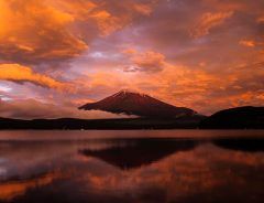 真っ赤に染まった富士山　その後の光景に、撮影者も「鳥肌物でした」