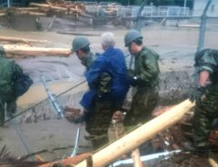 孤立したお年寄りを背負う、自衛隊員　九州へ自衛隊１６００人が災害派遣