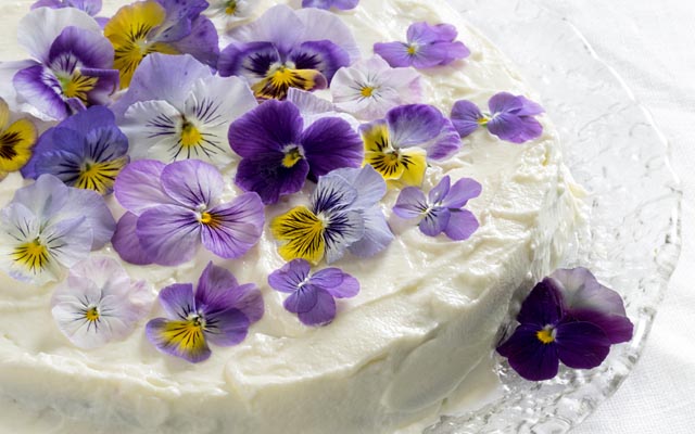生花を飾ったような美しいケーキ その正体に驚く Grape グレイプ