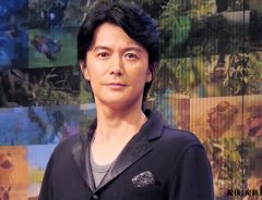 「いつ見てもカッコいい！」福山雅治が大人の色気満載のグラビアを発表