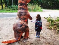 娘のために『恐竜』になったママ　その背景に、温かい涙あふれる
