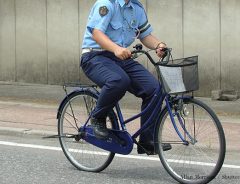 信号無視した車を、自転車に乗った『警官』が追跡　「は、速い！」