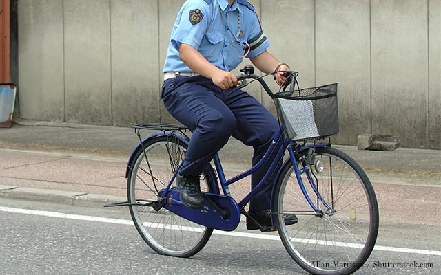 信号無視した車を 自転車に乗った 警官 が追跡 は 速い Grape グレイプ
