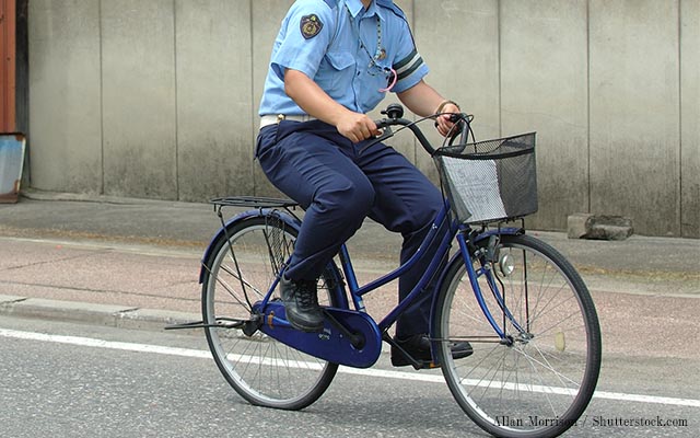 信号無視した車を、自転車に乗った『警官』が追跡 「は、速い 