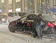 「雪は前後でなく」こだわりがハンパない自衛隊式『車の積雪の落としかた』