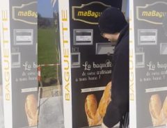 さっすがフランス！　羨ましすぎる『パンの自販機』、取り出し方に唖然