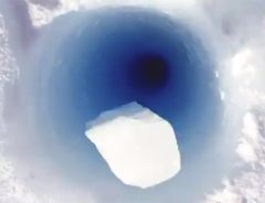 「何かが目覚めるような音！」　南極で掘った９０ｍの穴に氷を落としてみたら？
