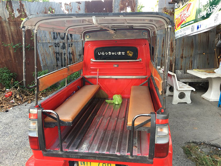 海外で見つけた 笑撃 のトラック 貼ってある日本語ステッカーが秀逸だった Grape グレイプ