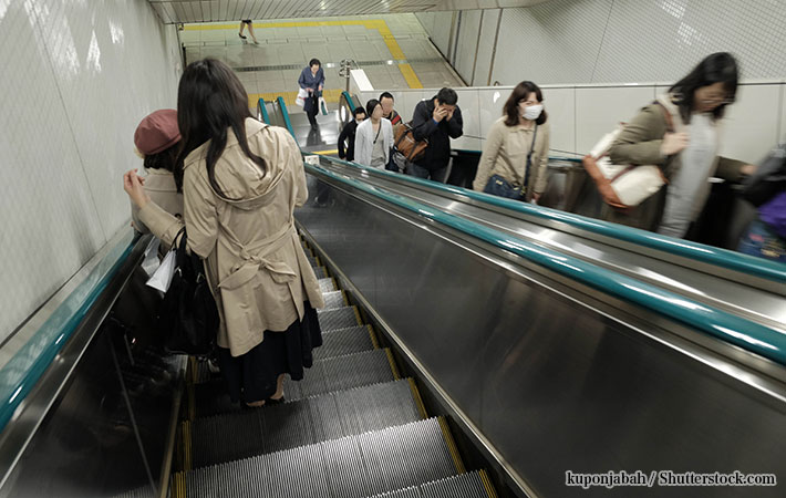 日本って素晴らしい国 外国人を驚かせたエスカレーターでの光景 Grape グレイプ