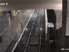ロシアの地下鉄駅に滑り込んでくる、謎の透明な列車にゾゾーッ！