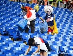 W杯敗退後、泣きながらゴミ拾いをする日本人サポーター　海外から「リスペクト！」の声