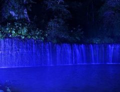 あまりの壮大さに圧倒される…　夜だけ見られる幻想的な『白糸の滝』