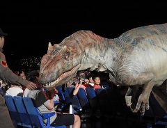 「会場中で叫び声が…」リアルな恐竜が大暴れ！この夏注目のショーの内容は