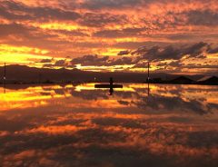 夕焼けに染まる『ウユニ塩湖』そのもの　しかし、撮影されたのは？