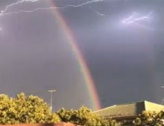 「こんな天気見たことない！」　虹の後ろを走る雷に自然の驚異を感じる【動画】