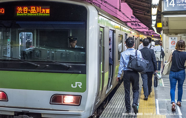 線路 に人が落ちた その瞬間の行動に さすが 見習うべき の声 Grape グレイプ