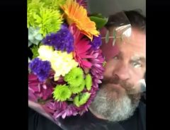 花束を買う男性に店員が「女性への謝罪のためだろう」　憤慨した男性は