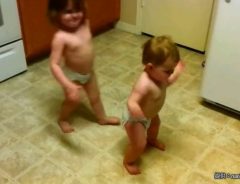 キッチンで小刻みなダンスを披露する幼女が可愛すぎて反則！