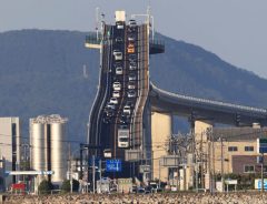 「合成かと思った！」　鳥取県に実在する『橋』がトリックアートのようだと話題に