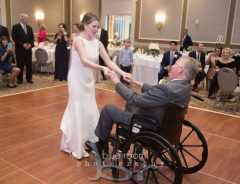 病気の父の手をとり、笑顔で踊る花嫁　父と娘の最後のダンスに涙があふれる