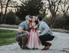 娘にキスをする『２人のパパ』　ユニークな家族のかたちに称賛の声が続々