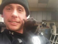 雪の中から救出された子猫　助けてくれた警察官にベッタリ　その結果…