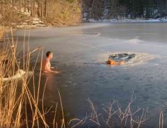 凍った湖に見知らぬ人の犬が落ちた　助けようとした男性の後を追ってきたのは