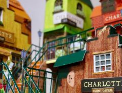 『シャルロッテ』の菓子箱で作られた街並み　世界観にイラストの作者も感動！