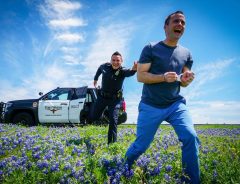 テキサス警察官の『最高すぎる写真』が話題に　「どうなっとんねん」「可愛い」