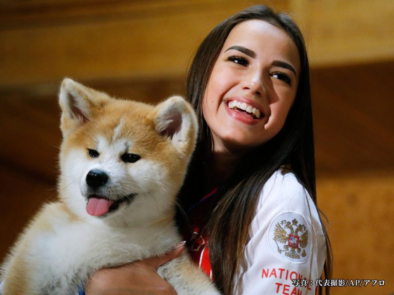 やふー 人気 ザギトワ選手の愛犬マサル 前脚でキャップ開ける芸