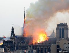 ノートルダム大聖堂で大規模な火災　燃える尖塔を前に『祈る人々の歌声』が響く