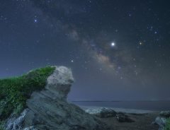 千葉県に『銀河鉄道の夜』のプリオシン海岸が！　幻想的な夜空の写真に息をのむ