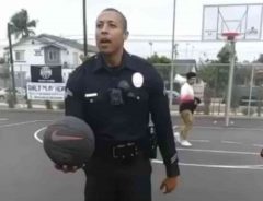 バスケットボールをする子どもに近づいた警察官　次の瞬間…