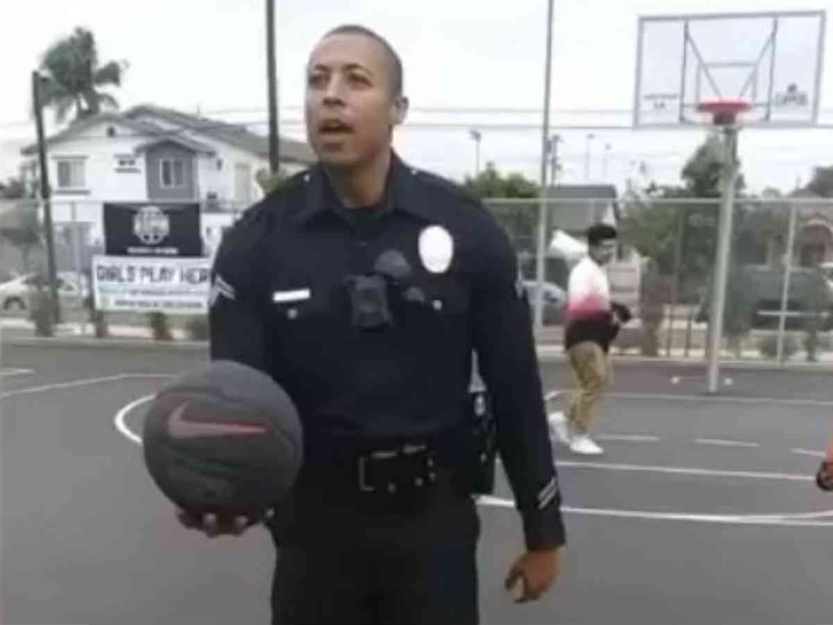 バスケットボールをする子どもに近づいた警察官 次の瞬間 Grape グレイプ