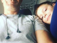 なんて優しい世界　１人で飛行機に乗った自閉症の少年　隣に座った男性は