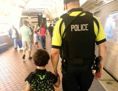 男の子と手をつないで歩く警察官　この写真に人々が感動した特別な理由とは