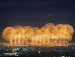 これが日本の誇る花火！　三日月と撮影された『３枚』が、ネットで大反響