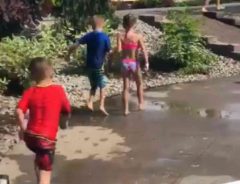 プールで遊ぶ子供たちを見てカメラを回した母親　その理由に感涙する人が続出